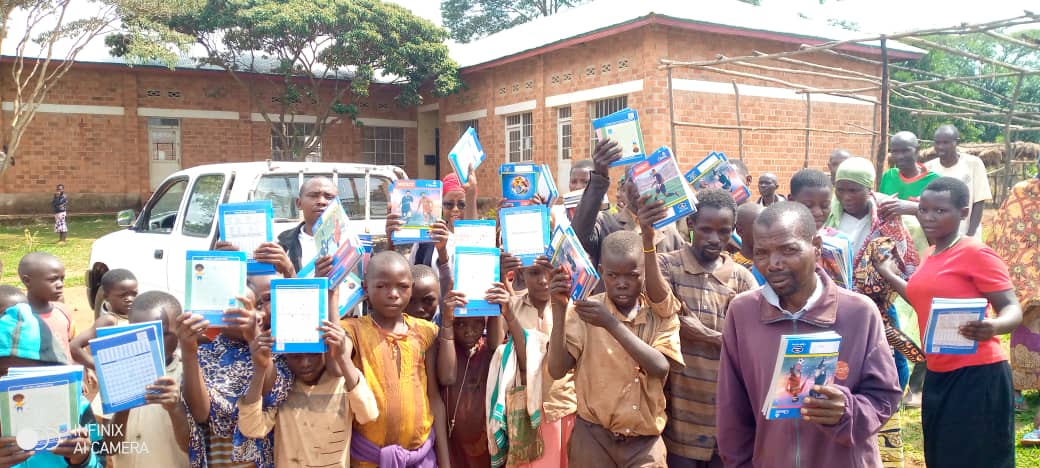 KayumbaLaurent's tweet photo. #BURUNDI, à l'avant veille de la rentrée scolaire 2023-2024,la  @MuyingaCommune a procédé à la distribution des cahiers à 255 élèves issus des familles les plus démunies de ses collines,parmi lesquels 55 batwa des sites Mukoni,Kwibuye,Buhurana et Sanzwe @MininterInfosBi https://t.co/rXMk5PqdgJ