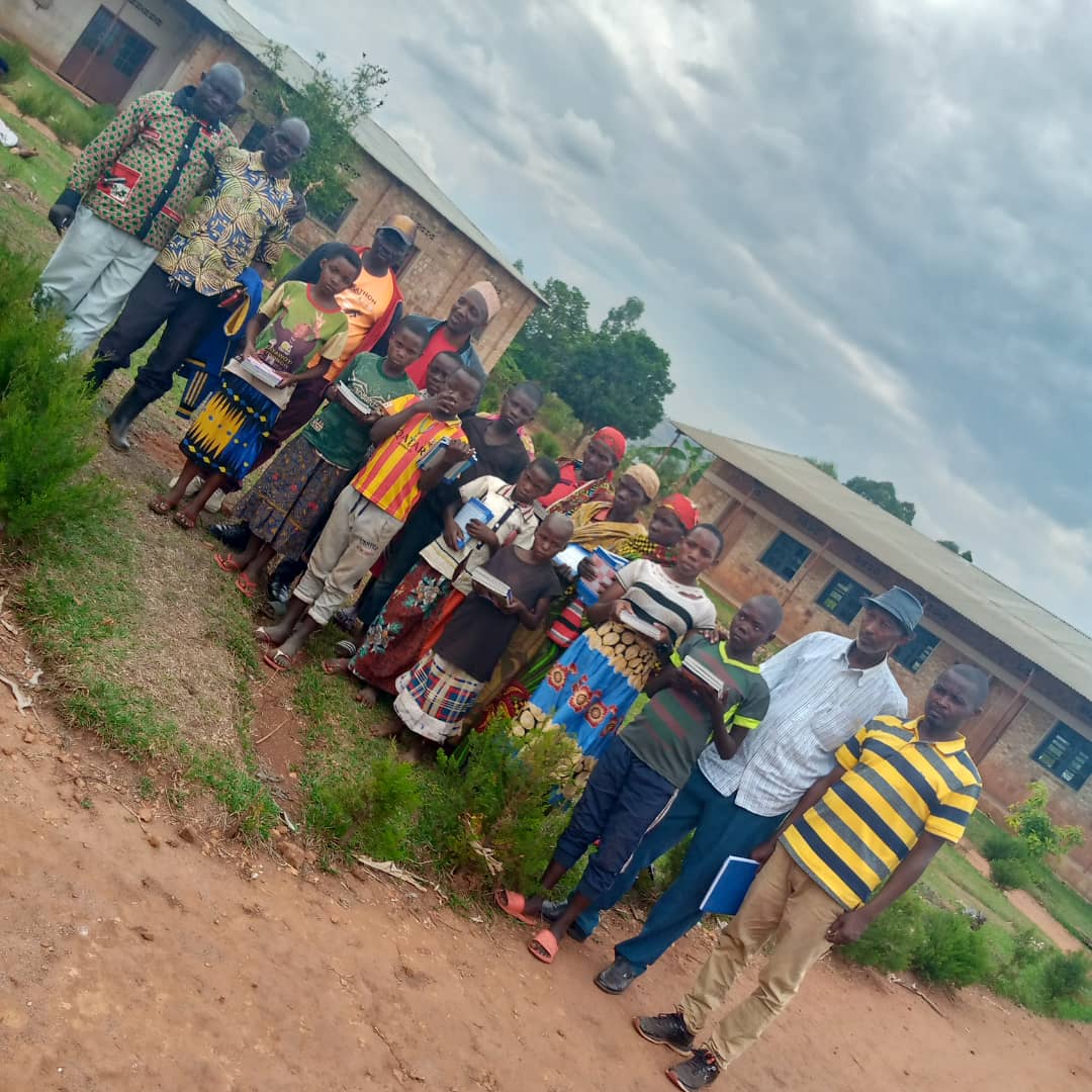 KayumbaLaurent's tweet photo. #BURUNDI, à l'avant veille de la rentrée scolaire 2023-2024,la  @MuyingaCommune a procédé à la distribution des cahiers à 255 élèves issus des familles les plus démunies de ses collines,parmi lesquels 55 batwa des sites Mukoni,Kwibuye,Buhurana et Sanzwe @MininterInfosBi https://t.co/rXMk5PqdgJ
