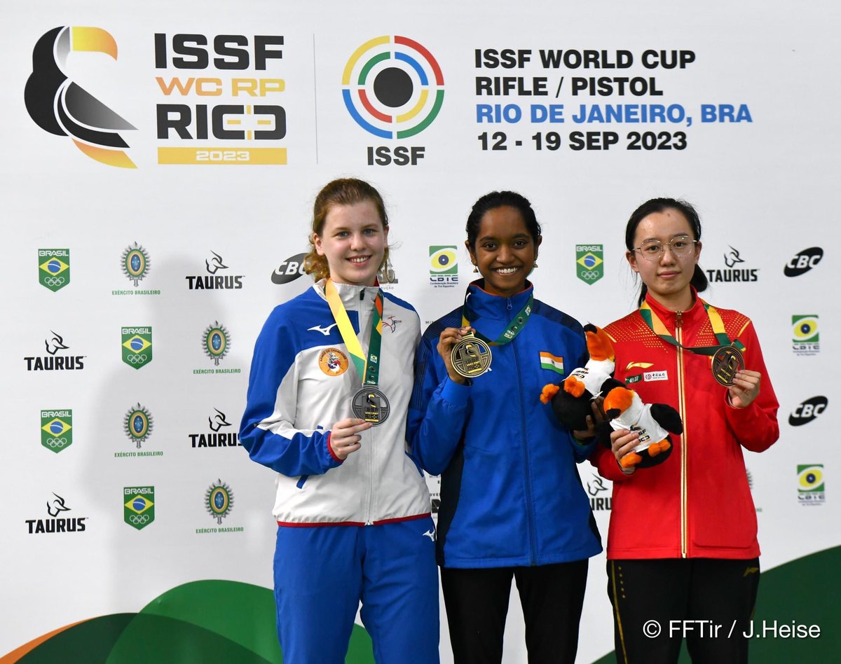 tir_ff's tweet photo. 🌏 Coupe du monde Cible @issf_official Rio de Janeiro 🇧🇷

Première médaille pour la France à Rio : Océanne MULLER décroche la médaille d'argent en Carabine 10 m 🥈

▶ Après s'être qualifiée en 1re position avec 633,7 points, Océanne réalise un score de 251,9 points en finale 👏🏻 https://t.co/LhkSn4faH0