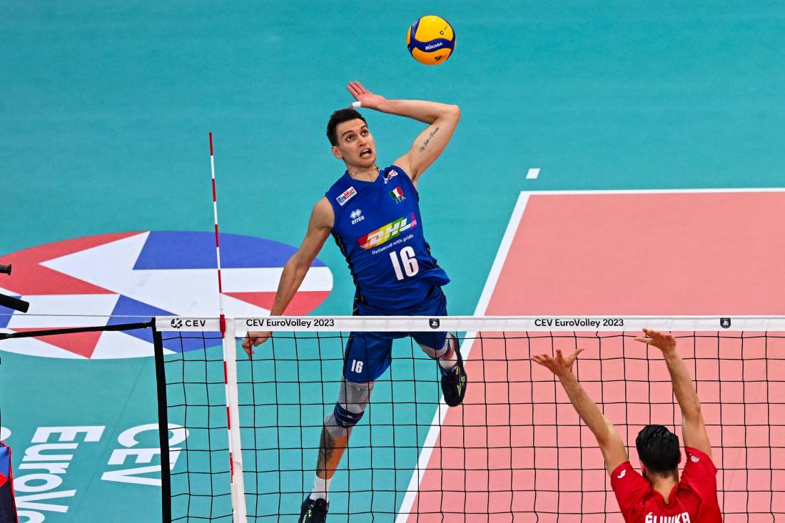ItaliaTeam_it's tweet photo. GRAZIE RAGAZZI 🙏💚🤍❤️

Gli azzurri dell’Italvolley conquistano uno straordinario argento europeo.🥈
I campioni del mondo cedono 3-0 in finale solo alla Polonia!!!!

Avete fatto un torneo pazzesco!!!!👏 👏 👏

#ItaliaTeam @Federvolley #EuroVolleyM https://t.co/tCS70WyttC