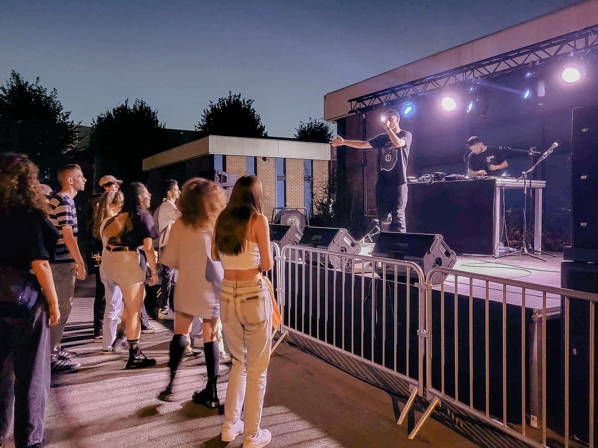 Retour en images sur le concert organisé par la BU SHS lors de la journée Campus en fête des #JIVE_ULILLE de l'<a href="/univ_lille/">Université de Lille</a> 📸
🤩 Un grand merci à NordSide Krump, <a href="/milly_parkeur/">L'orfèvre des mots</a>, <a href="/ismaelmetis/">Ismaël Metis</a> et <a href="/Rethnogo/">Rethno</a> pour leurs belles performances et pour avoir enchanté nos étudiants !