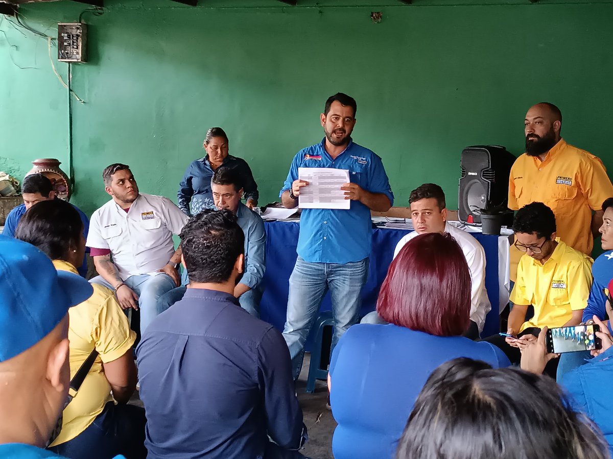 PanchoPerezLugo's tweet photo. #16Sep | Excelente reunión operativa del Comando de Campaña de @hcapriles en Naguanagua, seguimos trabajando en #Unidsd con nuestros compañeros de @Pr1meroJusticia para junto a los venezolanos ir hacia #LaVenezueladelEncuentro.
#37díasParaElEncuentro
#VamosaEcharPaLante https://t.co/V9oc3hFFfL