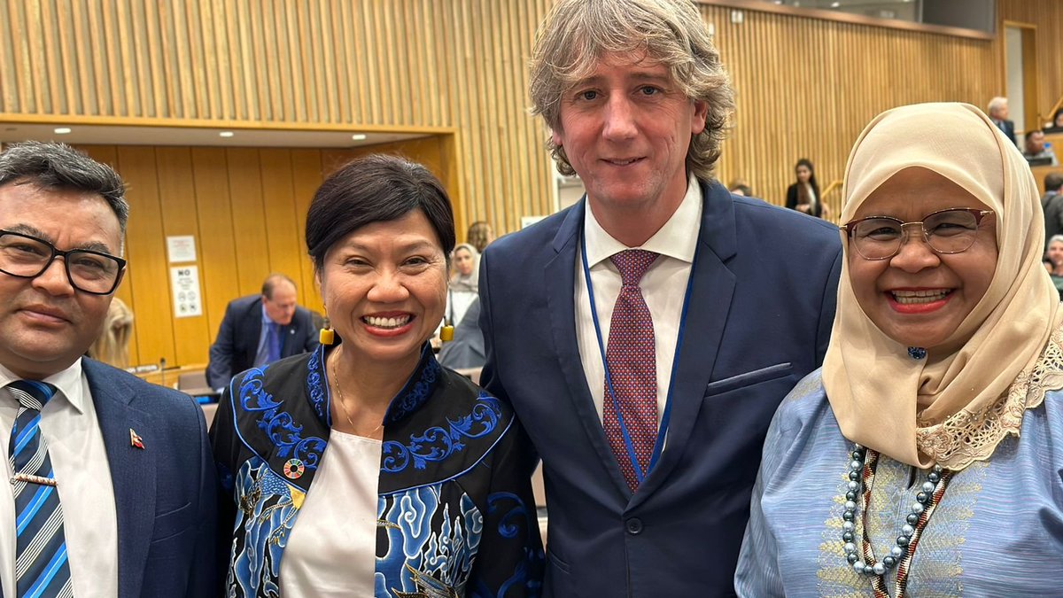 MaimunahSharif's tweet photo. As per the #SDG11 report: 
🔹Only 45.2% of urban residents access #publicspaces
🔹Girl/women excluded👉#publicspaces
🔹Urban areas are huge contributors to #climatechange
🔹Urban inequality

-Local &amp; regional govts play a key role in reversing these trends.
 
 LGRForum #SDGSummit https://t.co/3A3lxn1D65