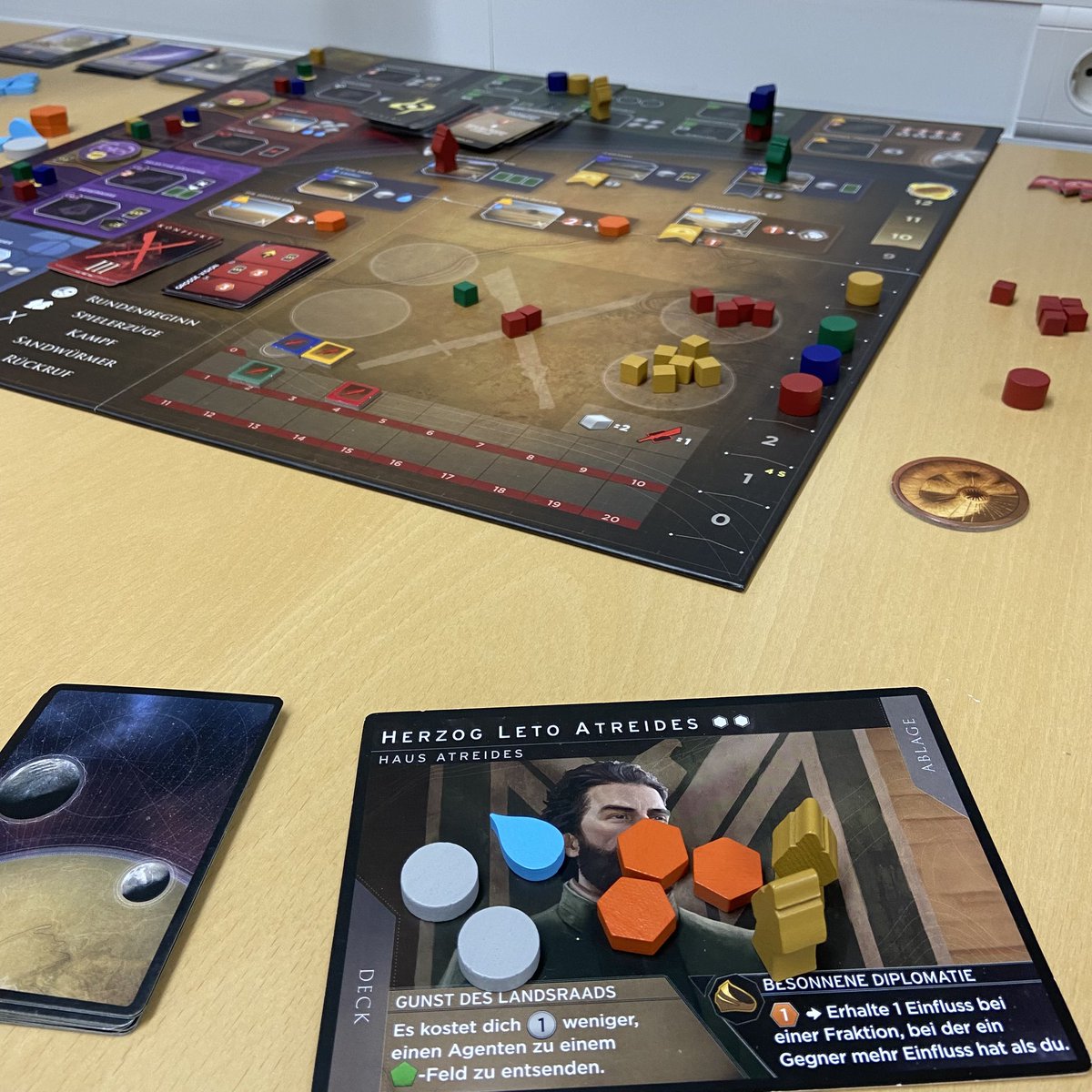 In der Stadtbücherei Ahrensburg: #StadtLandSpielt u.a. mit <a href="/jdn_hamburg/">Draal</a> . #Lorcana , #DistrictNoir , #Kemet und #DuneImperium . Vier ganz unterschiedliche Spiele, viermal toll! #brettspiele