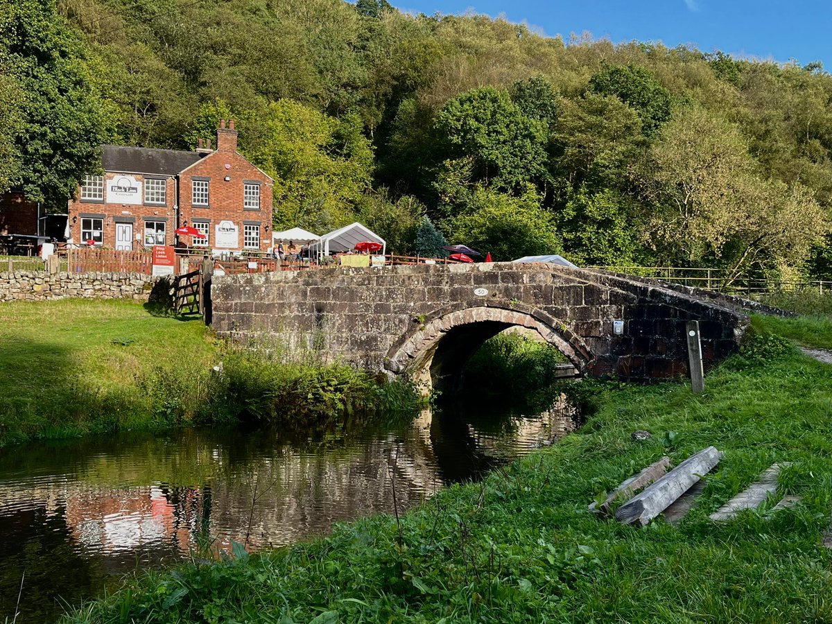 plw1053's tweet photo. A beer in the sunshine, Black Lion, Consall, Caldon canal. #plw1053 #boatsthattweet #waterway #bridgeoftheday @CRTBoating @IWA_UK @waterwaysworld #photooftheday #PhotographyIsArt #blacklion #consall https://t.co/KWkRHV4Qdp
