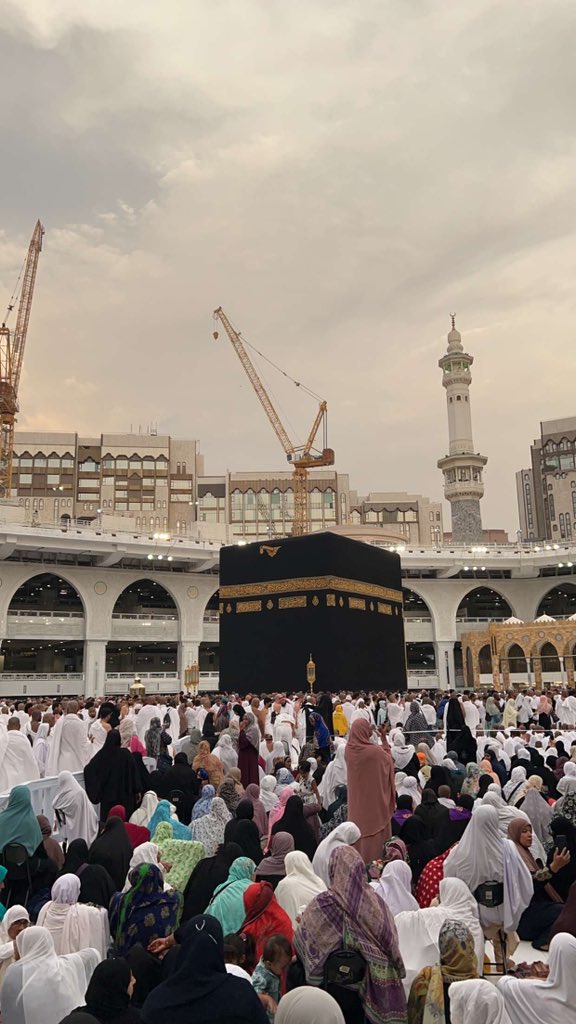 elywizi's tweet photo. اللهم إن هذا البلد بلدك، وهذا الحرم حرمك، وأنا عبدك، جئتك راجيا عفوك ورضاك، فاكتب لي دخول بيتك مرات عديدة، واستجب ما كان مني من الدعاء، وارزقني زيارة حرمك ومسجد النبي صلى الله عليه وسلم في كل عام أبدا ما حييت🤍. https://t.co/qgWk5lsctJ