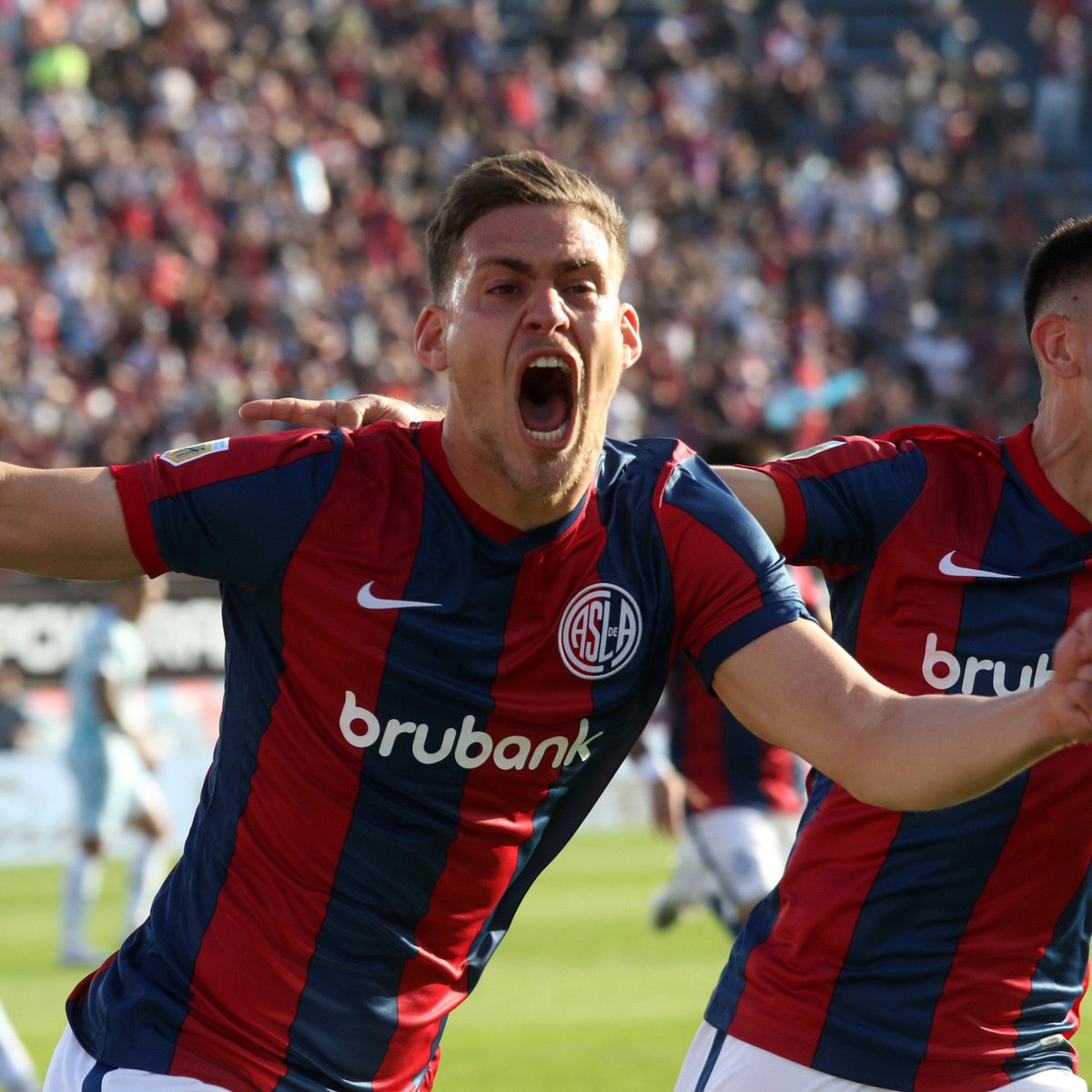 IgnaGonzalez20's tweet photo. Interesante el primer tiempo entre #SanLorenzo y #Racing. 

El local empezó mejor, se animó más y tuvo su recompensa. Penal por mano de Piovi que Girotti cambió por gol. 

De ahí en adelante, #SanLorenzo retrocedió las líneas, regaló la pelota (más de lo normal) y se pinchó. https://t.co/z0Yo1bnhfF