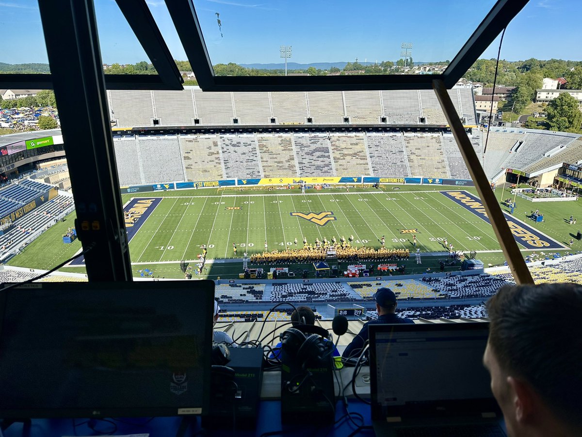 TBoman's tweet photo. Great broadcast view for College Football Saturday Night powered by LEARFIELD as @mikegolicjr &amp; @Hassel_Chris call the 106th Backyard Brawl. Catch the LIVE Booth Cam on Twitter @LearfieldAudio, right here on FB at the link above or on YouTube. https://t.co/iKrU2Yce73