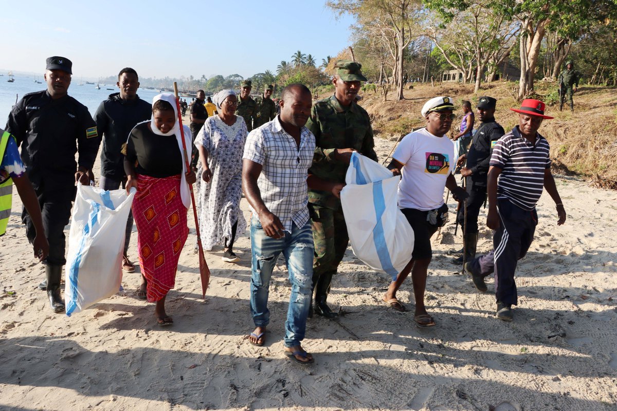 RwandaMoD's tweet photo. Today, Rwanda Security Force deployed in Mozambique, Northern Province of Cabo Delgado, conducted community work in Mocimboa da Praia town. The activity jointly conducted with local community was aimed at cleaning the coastal town of Mocimboa. https://t.co/NvCcB8SkoR https://t.co/57ek41hHaP