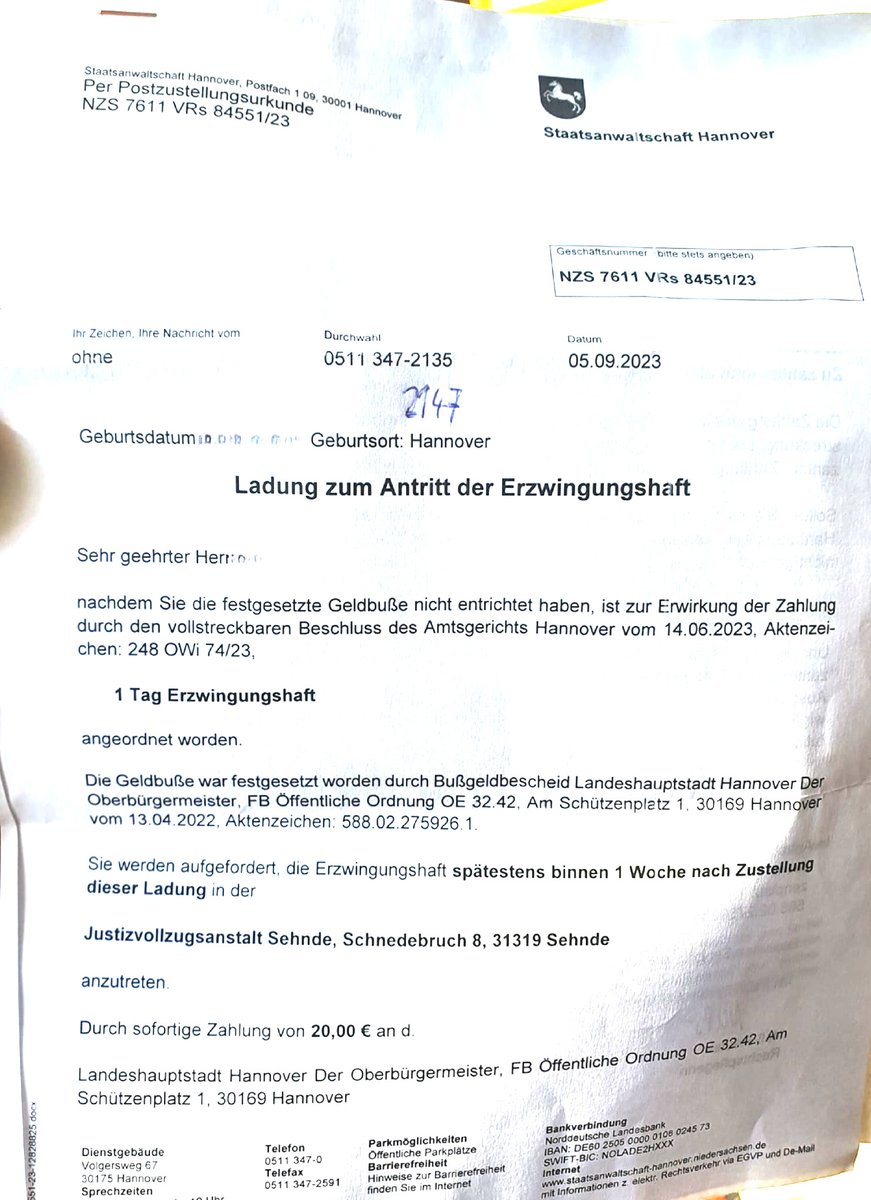 Radfahrer muss 1 Tag in Haft, nachdem er eine Falschparkerin bat, den Radweg frei zu machen. Hinter ihm saß <a href="/Polizei_H/">Polizei Hannover</a> im Auto: Verwarngeld von 20 € für den Radfahrer.
Funfact Autofahrerin verursachte Unfall beim Ausparken. Ort: Podbielskistraße 71 <a href="/CritMassHann/">@CritMassHann@verkehrswende.social</a> Foto: <a href="/mapillary/">Mapillary</a>