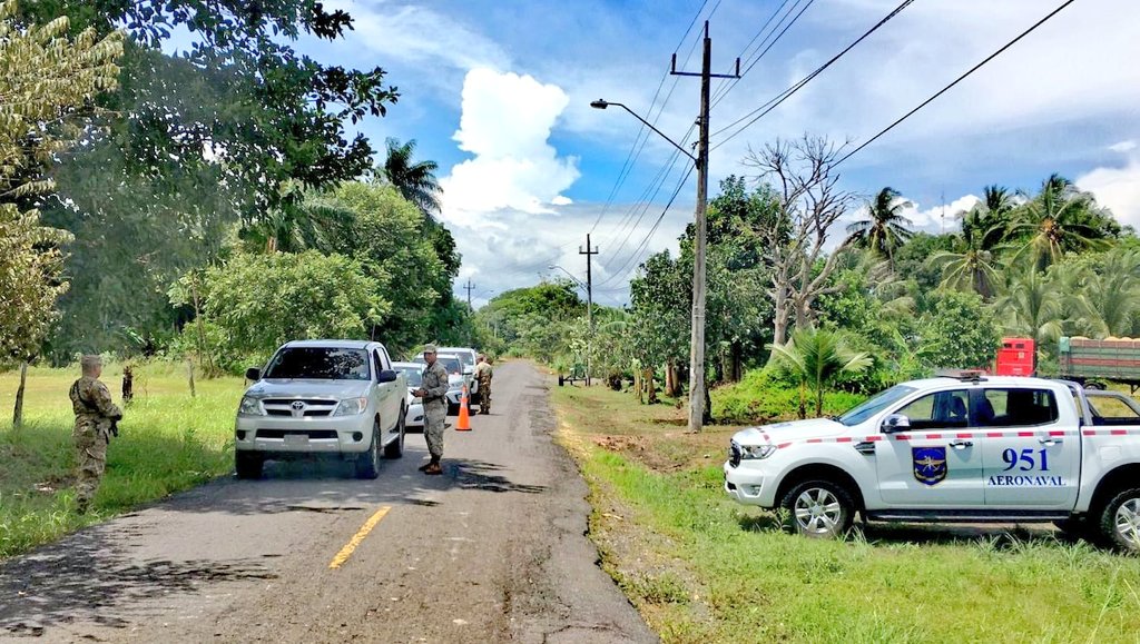 aeronavalpanama's tweet photo. Comprometidos con la seguridad, unidades de la 2da. Zona Aeronaval realizan punto de control y recorridos en muelles y playas de los sectores de:
🏝️Playa Las Mellizas
🏝️Playa La Barqueta
🚤Los Limones

Veraguas
🏖️Playa Torio
🏖️Playa Reina
👮🏻‍♂️Arrimadero
👮🏻‍♂️Pixvae 
🚤Puerto del Nance https://t.co/w2pihaneEy