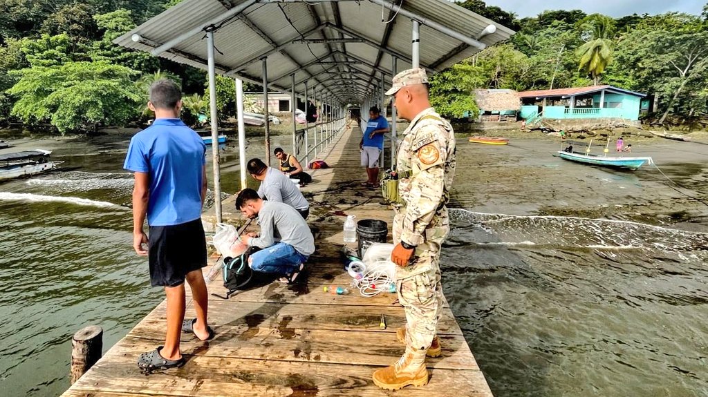 aeronavalpanama's tweet photo. Comprometidos con la seguridad, unidades de la 2da. Zona Aeronaval realizan punto de control y recorridos en muelles y playas de los sectores de:
🏝️Playa Las Mellizas
🏝️Playa La Barqueta
🚤Los Limones

Veraguas
🏖️Playa Torio
🏖️Playa Reina
👮🏻‍♂️Arrimadero
👮🏻‍♂️Pixvae 
🚤Puerto del Nance https://t.co/w2pihaneEy