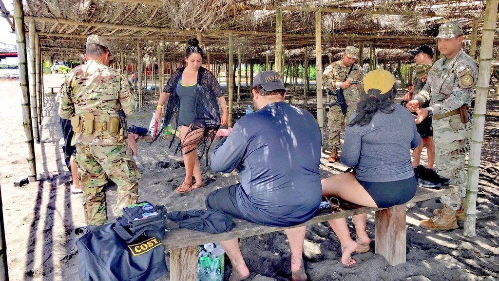 aeronavalpanama's tweet photo. Comprometidos con la seguridad, unidades de la 2da. Zona Aeronaval realizan punto de control y recorridos en muelles y playas de los sectores de:
🏝️Playa Las Mellizas
🏝️Playa La Barqueta
🚤Los Limones

Veraguas
🏖️Playa Torio
🏖️Playa Reina
👮🏻‍♂️Arrimadero
👮🏻‍♂️Pixvae 
🚤Puerto del Nance https://t.co/w2pihaneEy