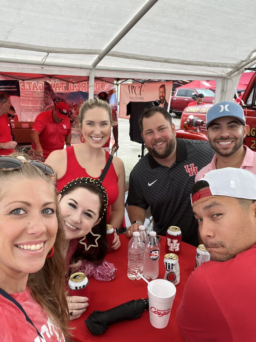 We may be tailgating in the rain, but we’re ready! <a href="/UHCougarFB/">Houston Football</a> <a href="/UHouston/">University of Houston</a> #GoCoogs