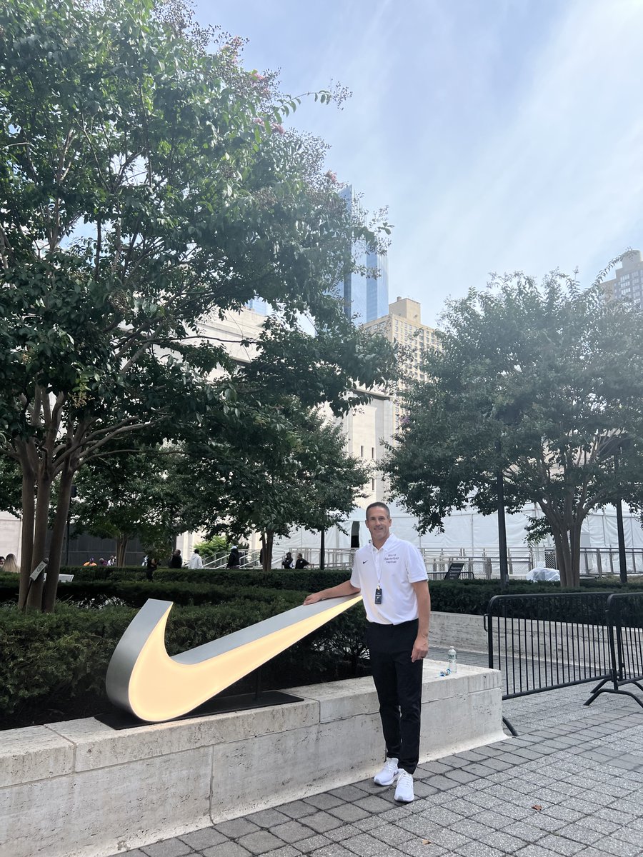 Athletics_IWA's tweet photo. NYC + @DanRolfes  = @TDNike 🏀
Coach in action at the Nike World Basketball Festival on Saturday
📸 @gracerolfes 
@iwa_hoops @iwaredknights