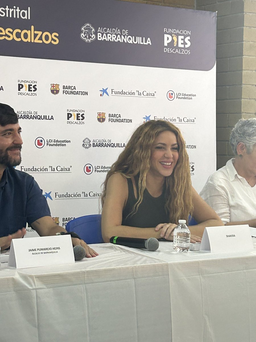 JoseCaparroso's tweet photo. Shakira acaba de inaugurar en Barranquilla una nueva escuela de US$4 millones en el barrio más grande y uno de los más pobres de la ciudad. Su labor filantrópica es sistemática y llega a cientos de miles de familias. https://t.co/w10dqDejac