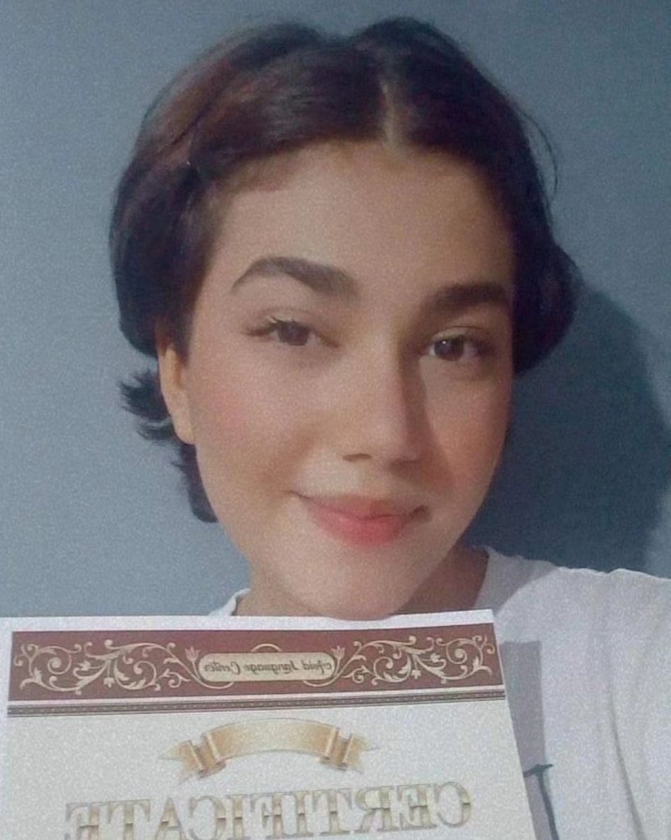 farAyad_'s tweet photo. به گفته خانواده‌، یکتا دودانگه، دختر ١۴ ساله‌ای است که امروز احتمالا در میدان آزادی تهران بازداشت شده است.
یکتا در آخرین تماسش که ساعت ١۶:٣٠ با خانواده برقرار کرده اعلام کرده ماموران در پی او بوده‌اند و او در کوچه پس کوچه‌ها توانسته بگریزد. پس از این تماس‌ گوشی او خاموش شده و اطلاعی از او ندارند.