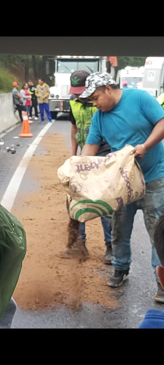 FannyKenna's tweet photo. @CAPUFE Y como siempre, después del niño ahogado, tan caras que son las casetas y que no estén al pendiente de éste tipo de situaciones, como el aceite regado, esto pudo haber sido peor y ustedes pudieron haberlo evitado si realizaran mejor su trabajo 😠 https://t.co/o4YJ4rEcuk