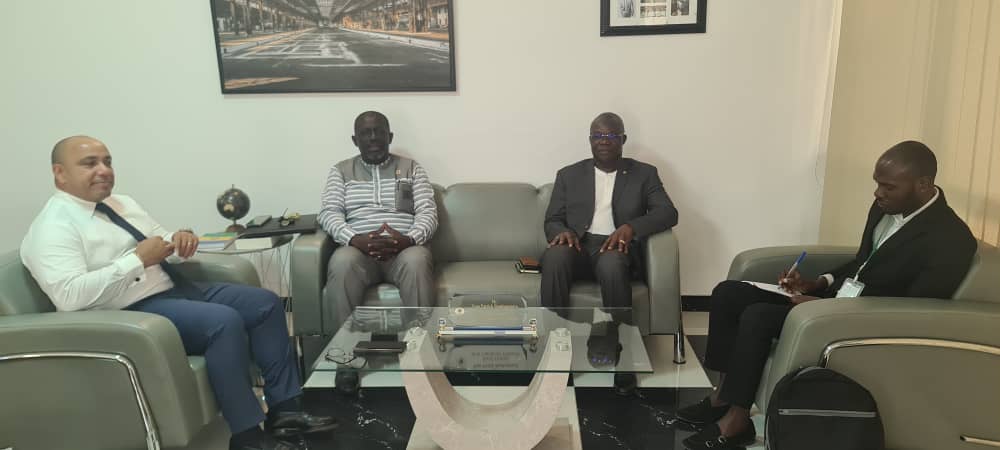 REPAC_OIF's tweet photo. Visite de courtoisie cette semaine du Représentant pour l'Afrique centrale de la @OIFrancophonie à la mairie d'Akanda, #Gabon. 

Le Représentant a échangé avec le maire sur la mise en oeuvre du projet #Ecomob dans sa commune.

@SportGOUVGA 
@ForetmerGOUVGA 
@PrimatureGA https://t.co/RGCxP7nQ0D
