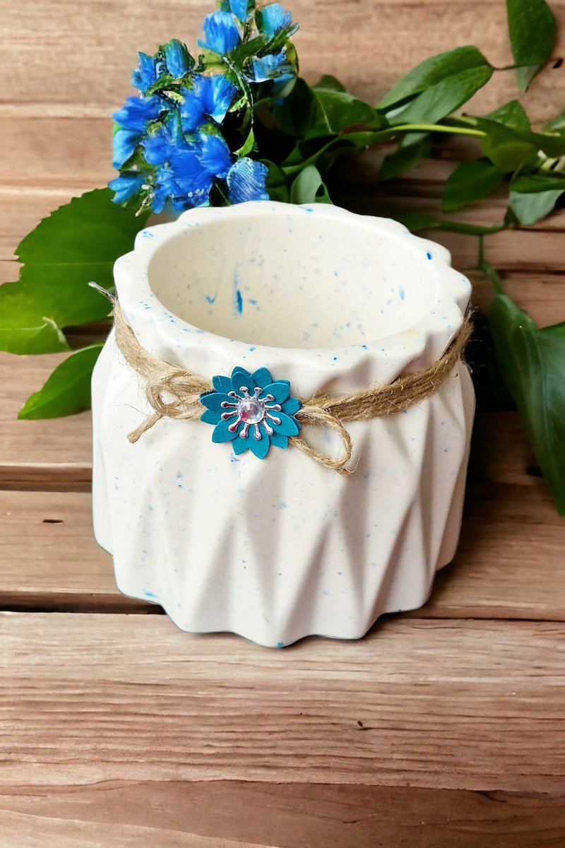 This terrazzo pot has lots of lovely deep blue throughout and a matching paper flower on the front. It's wrapped with twine and has some pretty fabric flowers placed around the sides. 

thebritishcrafthouse.co.uk/product/a-crea…

#britcraft <a href="/BritishCrafting/">BritishCraftHouse</a> #MHHSBD #shoplocal #shopsmall