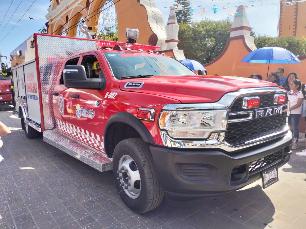 SSPPCSnAndresCH's tweet photo. ¡Estamos de fiesta🎉! Hoy, durante el Desfile Cívico, la Dirección de Protección Civil y Bomberos estrenó dos ambulancias🚑 y un camión de bomberos🚒, los cuales se suman al cuidado de las y los sanandreseños.

#ContigoHacemosFuturo
#CambioDeRumbo https://t.co/f9ulnDgWyB