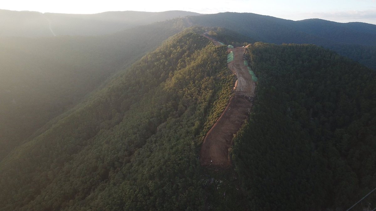 This pipeline fighter is STILL stopping work on Poor Mountain! She has been locked to a "Sleeping Dragon" buried in the pipeline's path since very early this morning.

#NoPipelines #NoMVP