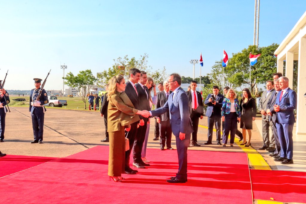 NotiRealPy's tweet photo. El Vicepresidente de la República, @AllianaPedro participó de la Ceremonia de despedida al Excelentísimo Señor @SantiPenap, Presidente de la República del Paraguay y a la Primera Dama de la Nación, S.E. Señora @LetiOcamposP, con motivo del viaje oficial a los Estados Unidos de América. Además estuvieron presentes ministros del poder Ejecutivo, autoridades castrenses y el titular de la @dinacpy.

📍Espigón Presidencial del Aeropuerto Internacional "Silvio Pettirossi".