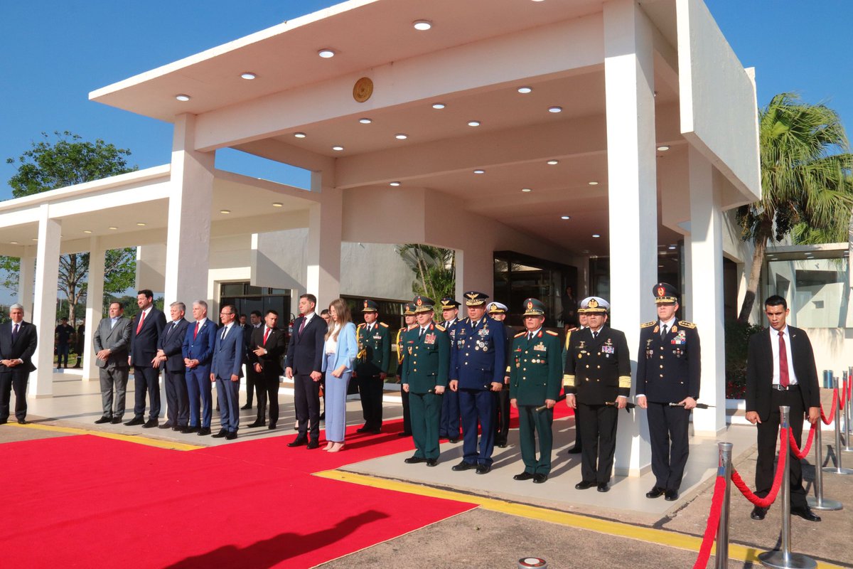 NotiRealPy's tweet photo. El Vicepresidente de la República, @AllianaPedro participó de la Ceremonia de despedida al Excelentísimo Señor @SantiPenap, Presidente de la República del Paraguay y a la Primera Dama de la Nación, S.E. Señora @LetiOcamposP, con motivo del viaje oficial a los Estados Unidos de América. Además estuvieron presentes ministros del poder Ejecutivo, autoridades castrenses y el titular de la @dinacpy.

📍Espigón Presidencial del Aeropuerto Internacional "Silvio Pettirossi".