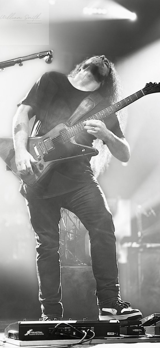 JsynPhenyx's tweet photo. Just couple of my favorite shots of @claudioPsanchez from @Coheed show in St. Paul on 9/16. https://t.co/qFSvRsRQ7e