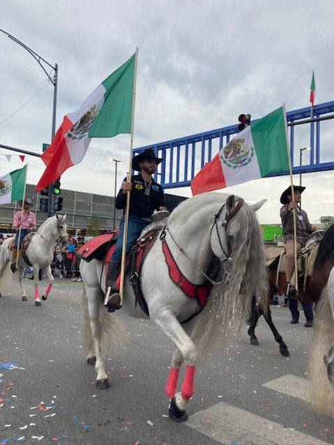 ZambranoABC7's tweet photo. A sense of unity and pride at the 26th Street Mexican Independence Day parade #Chicago @ABC7Chicago @ConsulMexCho https://t.co/5YkKNL5hJ0