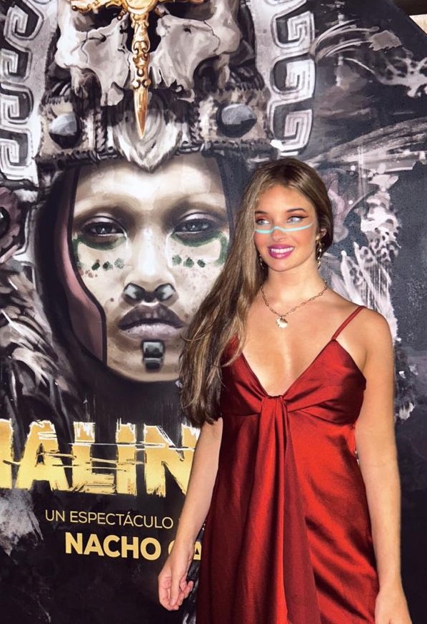 perezreverte's tweet image. A esto lo llamo yo tener una sobrina guapa.