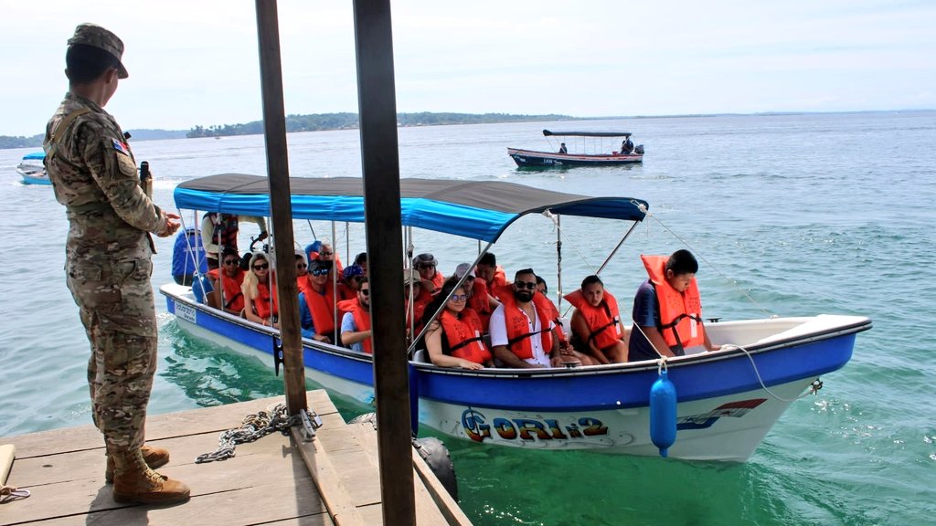 aeronavalpanama's tweet photo. En las áreas costeras de Isla Colón, nuestras unidades de la 1ra. Zona #Aeronaval / #BocasDelToro, verifican que las embarcaciones cuenten con los documentos necesarios e implementos de seguridad al momento de zarpar.
#TrabajamosParaTi https://t.co/8uWjrdRNHf