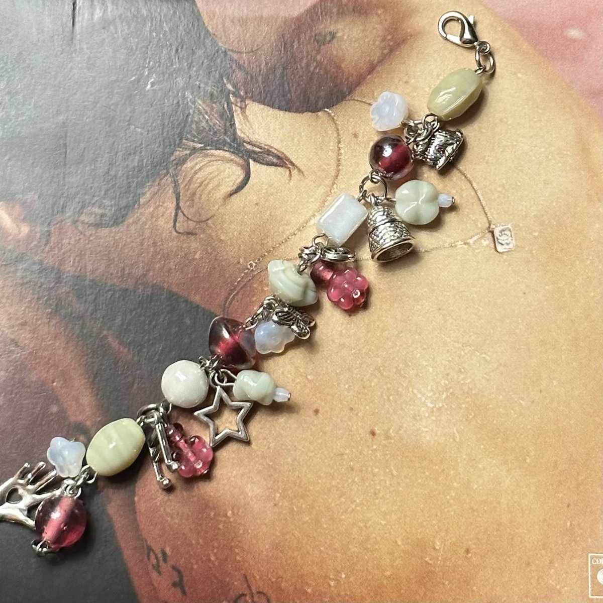 braceletladyy's tweet photo. harry bracelet giveaway!! 

1 winner will receive a custom bracelet!

the ones below will be available to purchase tomorrow!!

to enter
-like + rt this tweet
-rt my pinned tweet!

ENDS IN 2 HOURS!! https://t.co/ACN6Byp4gG