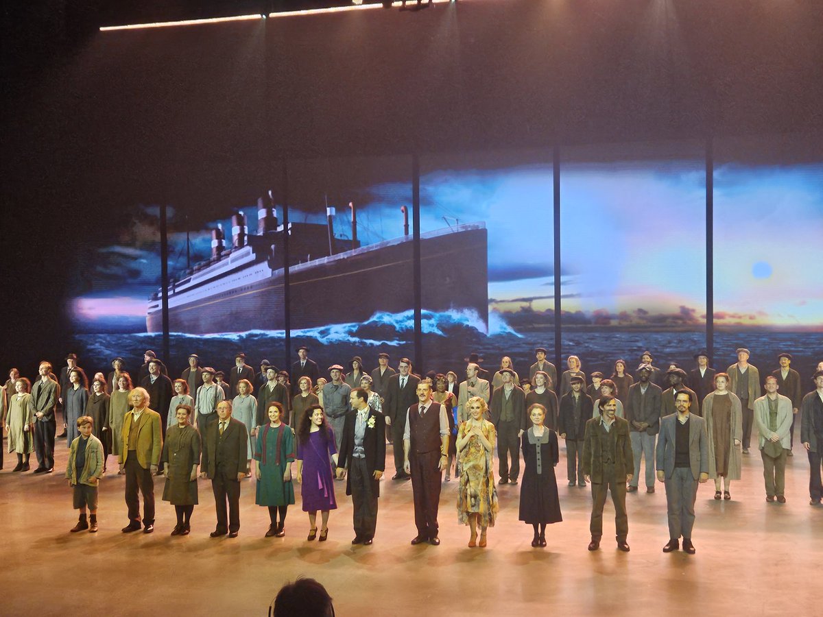 Quinn221B's tweet photo. Een spektakel was het zeker! Eerste keer een voorstelling meegemaakt in dit theater met de rijdende tribunes.  Dat belooft wat voor hier in Nederland met 40-45 👌🏻🚢 #RedStarLine https://t.co/WxRPvptbCF