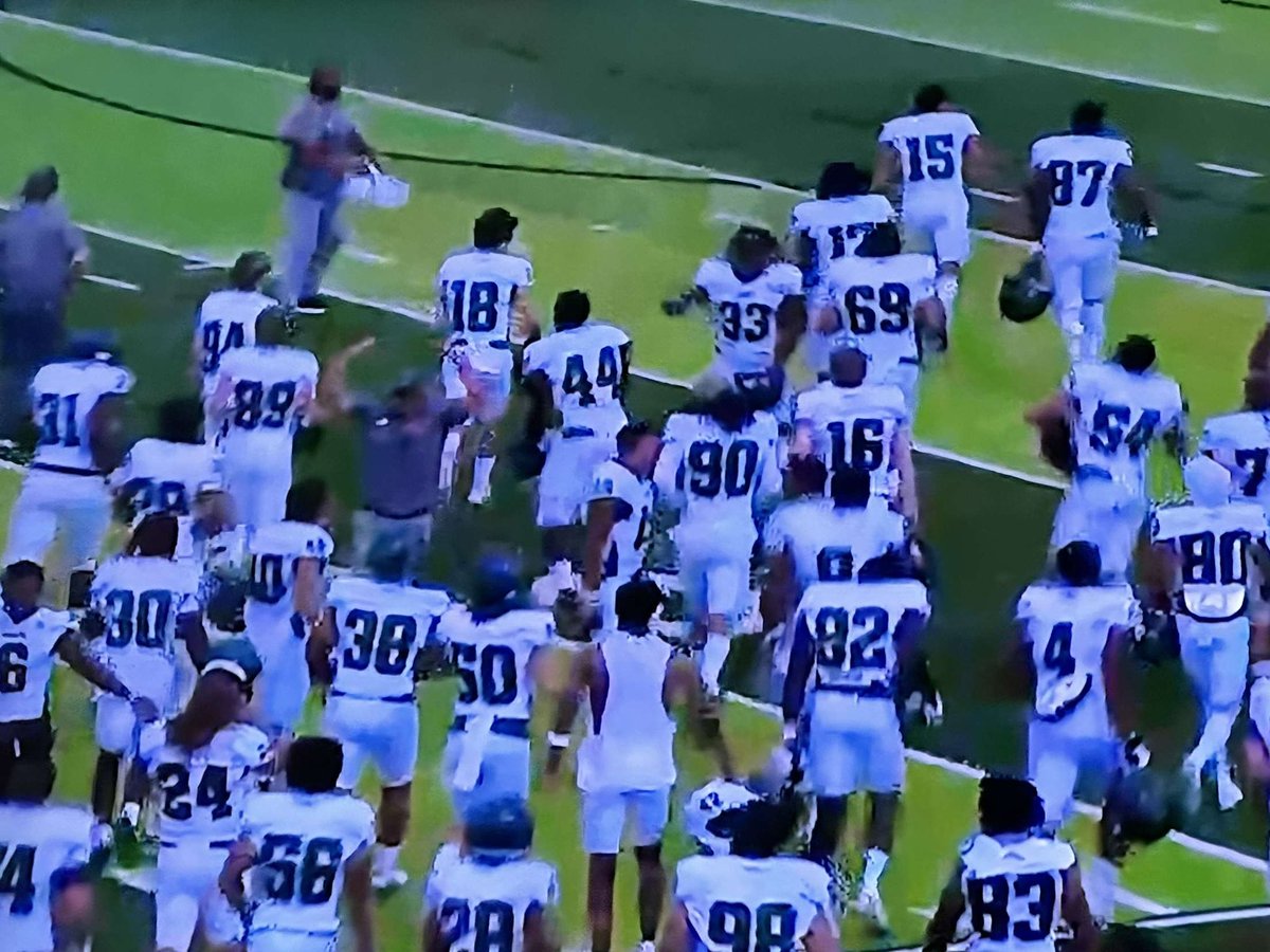 Jennypenny3184's tweet image. How about them Hounds playing until the end! #tripleoption #ENMU ❤️🏈