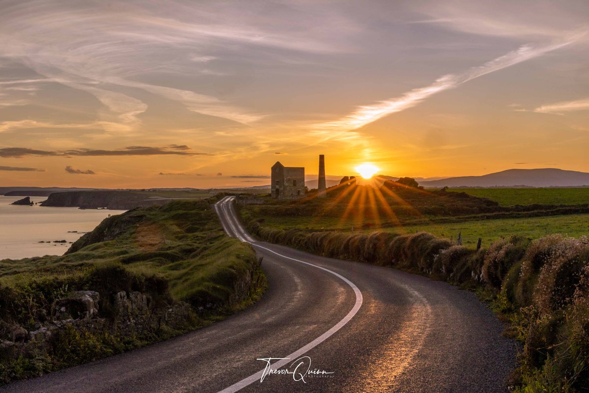 Sunset with Sunburst at Tankardstown Copper Mine on the Copper Coast, Waterford 12th Sept. 
If you look closely you can see a couple standing on the edge of the cliff watching the sunset  #tankardstowncoppermine #tankardstown #coppercoast #waterford