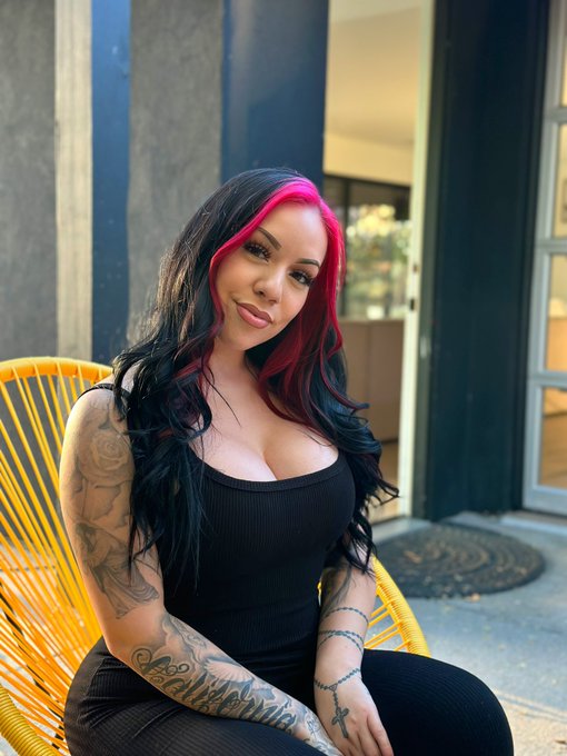 🤭🖤❤️💛 https://t.co/hCk1Mw9PPV