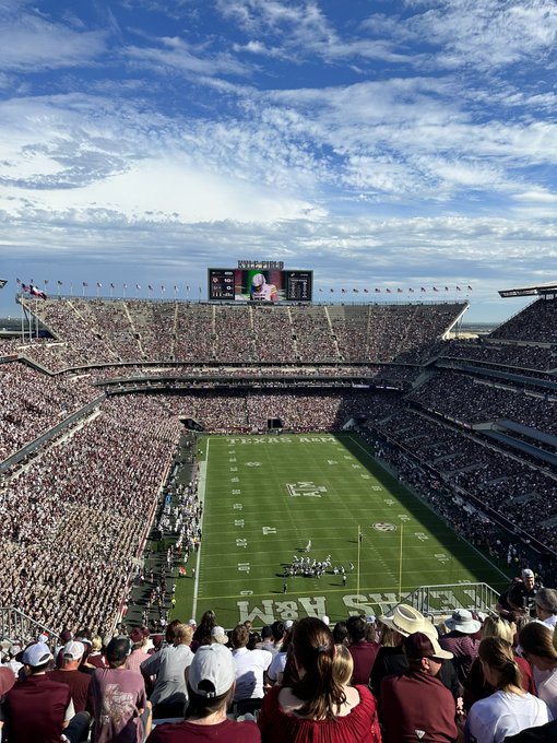 someone made me come to a football game against my will but at least I can feel the queens energy here<a href="/tag/sxsw"class="tags"><span>#sxsw</span></a>