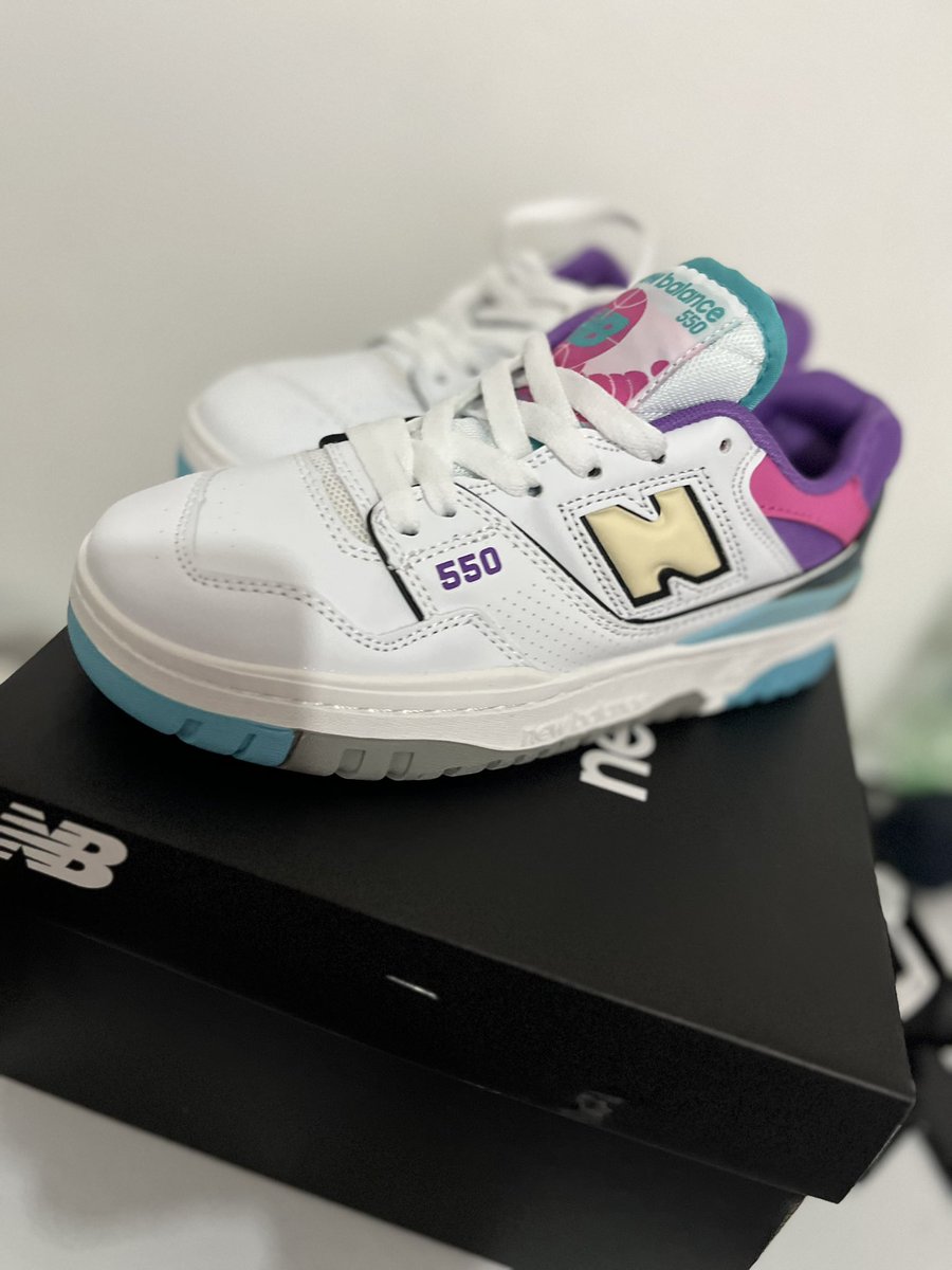 lisstominea's tweet photo. Los tenis / la que se los pone #NB550 https://t.co/TuZ2SbxODj