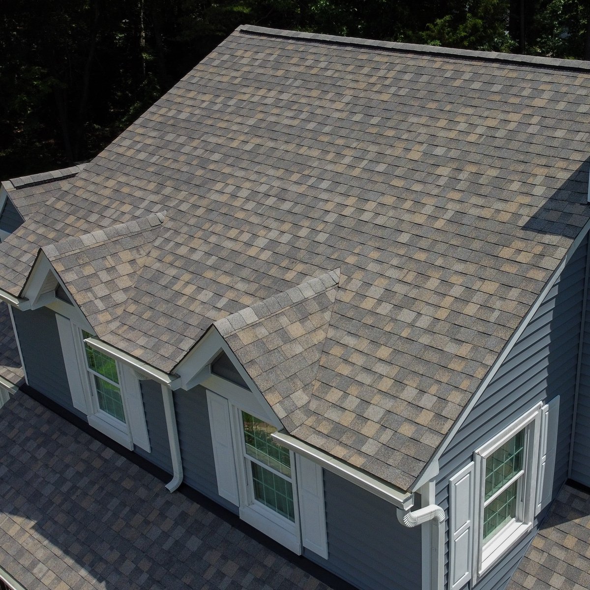 IKORoofing's tweet image. If you've ever wondered which shingle color to pair with blue siding and white trim, the answer is Biscayne! 

Great job by Carma Construction Group LLC.
#HomeDesign #Exteriors #Roofing