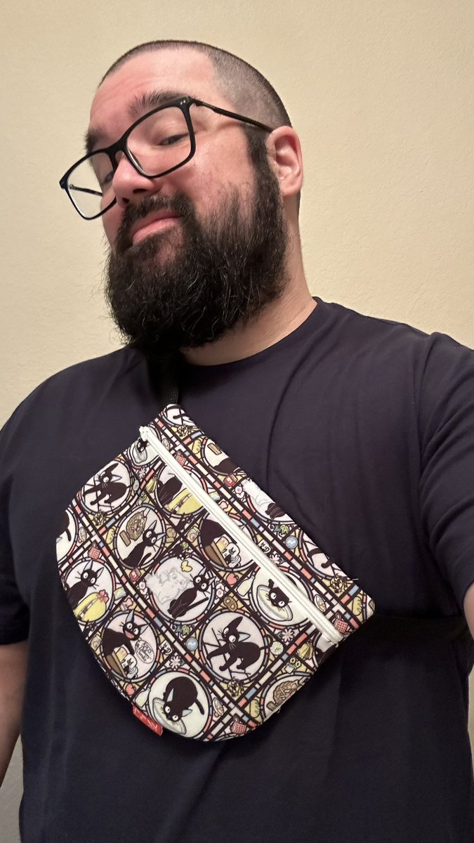 Got a new bag from <a href="/kaijucutandsew/">Kaiju Cut & Sew</a>  I highly recommend checking out their stuff. <a href="/MarcosWithAnOh/">Marcos</a> and <a href="/MookieIX/">Kate ✨</a> show em off!!