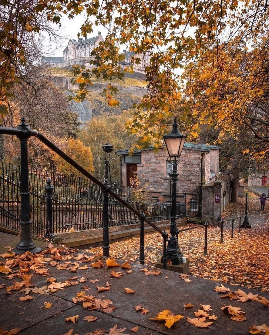 ValentyneDreams's tweet photo. Autumn approaches 
and the heart 
begins to dream.

— Bashō

Edinburgh, Scotland https://t.co/YFDXTauf9E