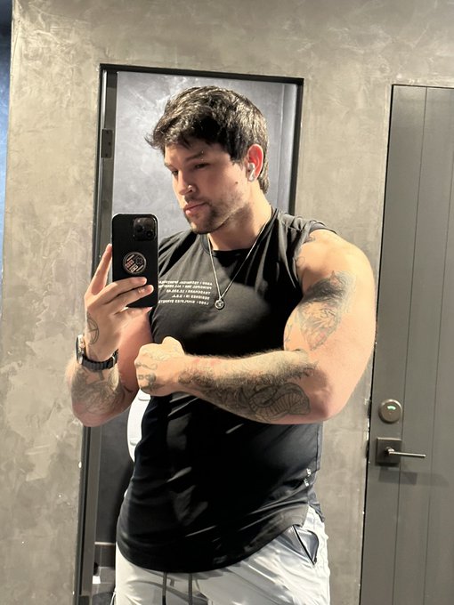 *insert head into bicep* https://t.co/vobXb64FFc