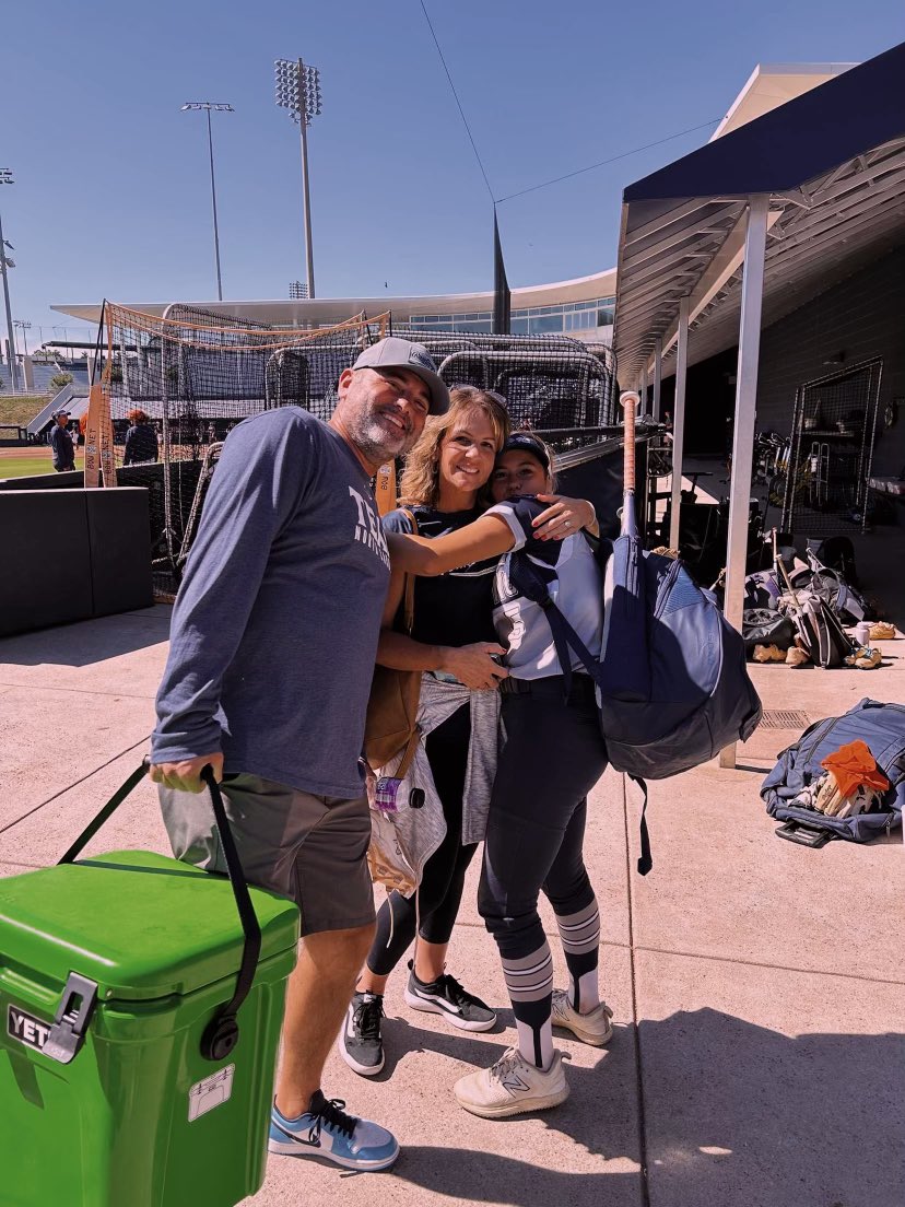 Tinley_Goodson's tweet photo. Great coaches and an awesome camp!! Thanks to my parents for supporting me. @catch42softball @CoachTylka @JamieAllred24 #teamNCBowman #UVAsoftball https://t.co/dxmWidVlCo
