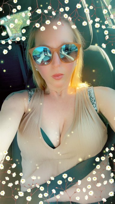 Sexy Sensational Saturday!! On way with hubby to beach 🏝️ 🏖️ for 🦞 seafood festival xoxo mwah 💋 🍑 🍍 🌈