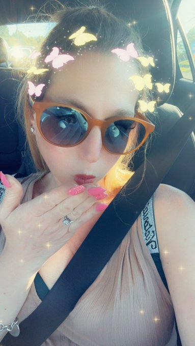 Sexy Sensational Saturday!! On way with hubby to beach 🏝️ 🏖️ for 🦞 seafood festival xoxo mwah 💋 🍑 🍍 🌈