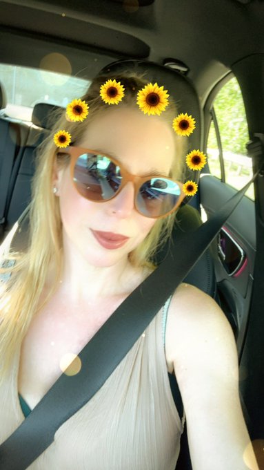Sexy Sensational Saturday!! On way with hubby to beach 🏝️ 🏖️ for 🦞 seafood festival xoxo mwah 💋 🍑 🍍 🌈