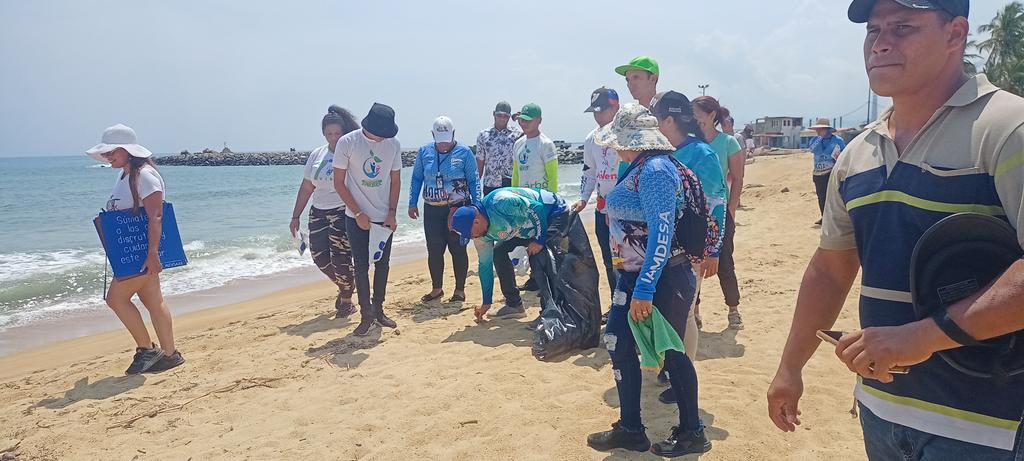 El equipo de Gestión Ecosocialista del estado Yaracuy y Carabobo junto a diversas instituciones se desplegaron en el Balneario Playa Palma Sola, en una jornada de saneamiento, recolectando 195 kg de residuos y desechos