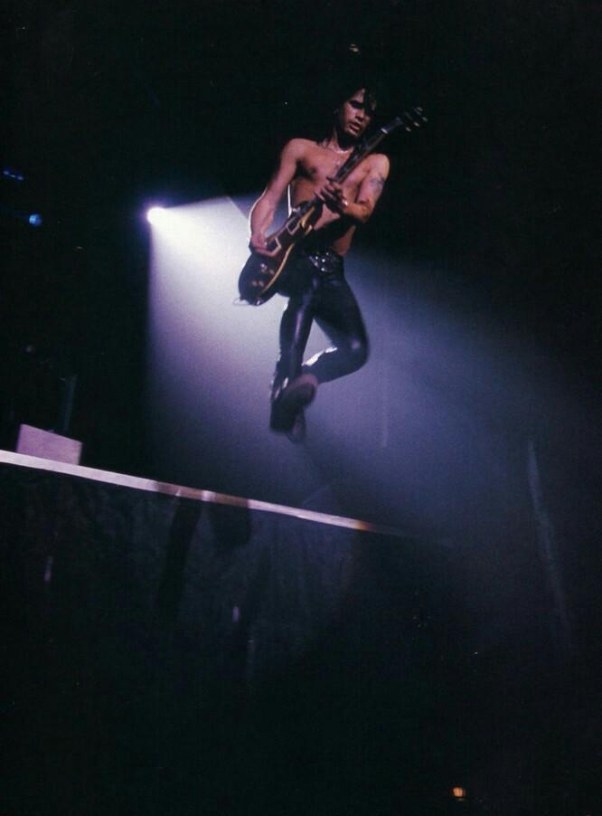 Slash live in Frankfurt, Germany, 1991 - Photo by Robert John.