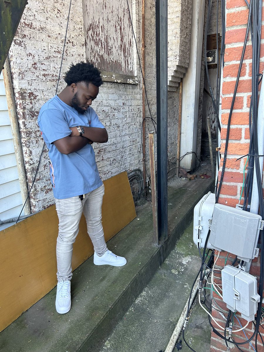 5400shordyy's tweet photo. watched my older bros hustle started off wrong but you couldn’t tell me ian know nun #freetwo https://t.co/dahGuAiQ7D